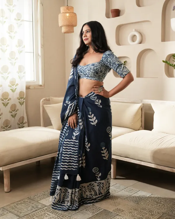 Indigo_Cotton_Parecha_Border_Dabu_Print_Mul_Saree_For_Women